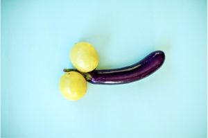 2 citroenen en een aubergine in de vorm van een penis